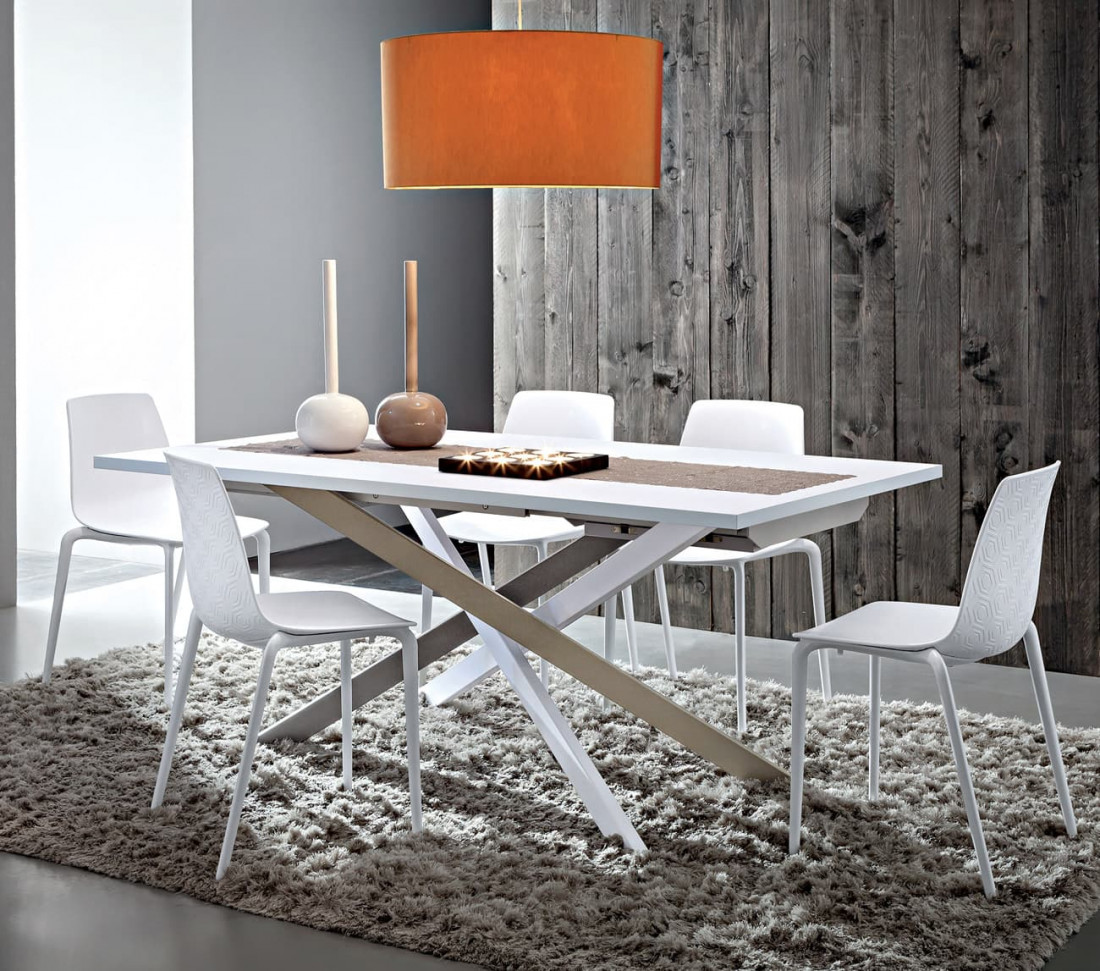 Tavolo con gambe incrociate in metallo e piano in legno impiallacciato